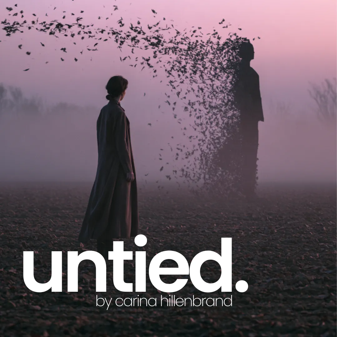 Frau im Nebel, vor ihr löst sich eine Gestalt in fliegendes Laub auf, Schriftzug „untied.“